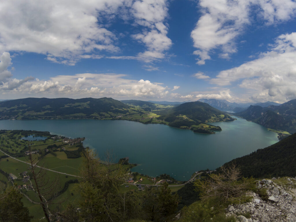 Výhled na Mondsee z Drachenwandu.
